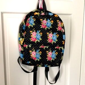 Spring a ding ding! Super cute retro floral backpack 🍓